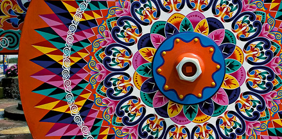 Un parapluie coloré avec un motif décoratif dessus.