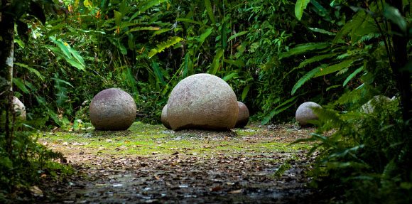 Un groupe de rochers assis au milieu d’une forêt.