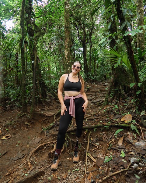 Femme en randonnée dans la jungle en souriant