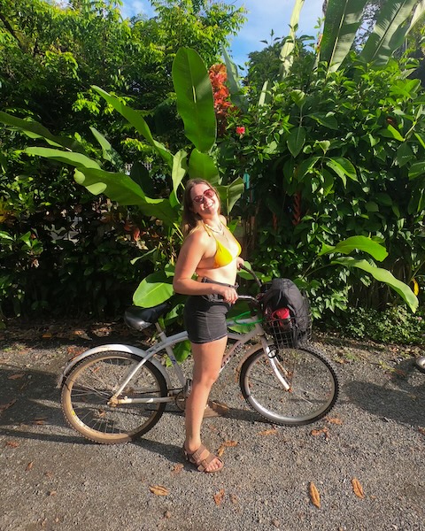 Femme à vélo qui sourit