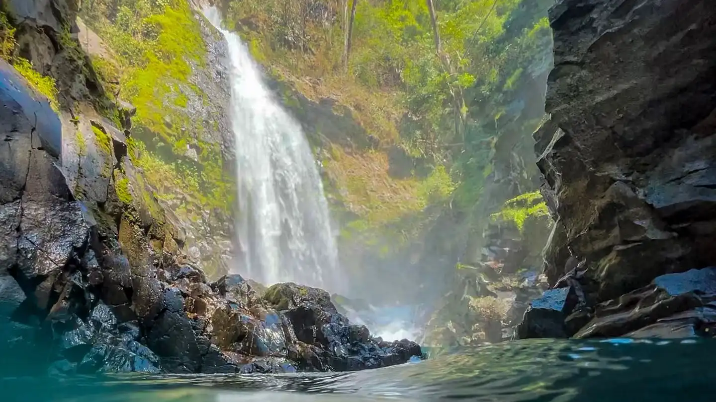 Une chute d’eau au milieu d’un plan d’eau.