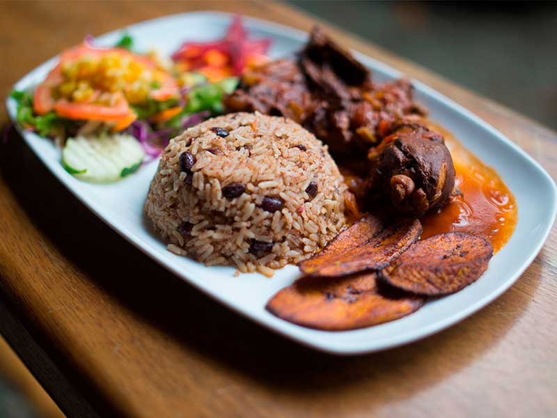 Riz et haricots avec poulet et salade.