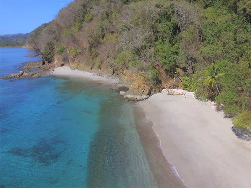 Une photo d’une plage.
