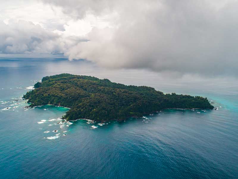Une petite île au milieu de l’océan.
