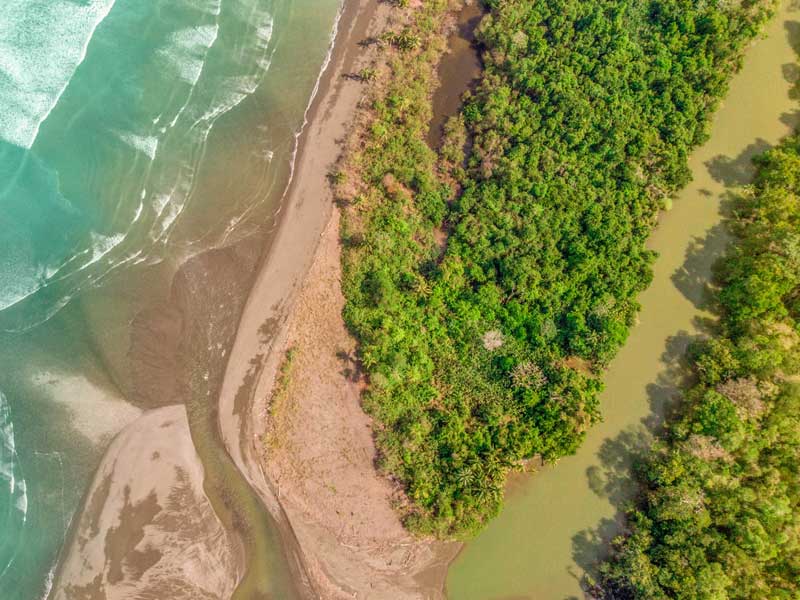 Vue aérienne d’une plage et d’un plan d’eau.
