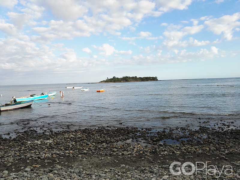 Un groupe de bateaux flottant au-dessus d’un plan d’eau.