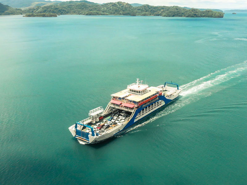 Un grand bateau traversant une grande étendue d’eau.