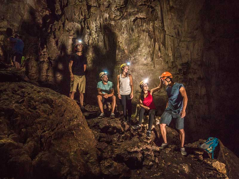 Un groupe de personnes debout dans une grotte.