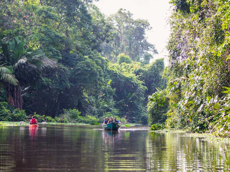 Un groupe de personnes sur le toit d’un bateau dans une rivière.