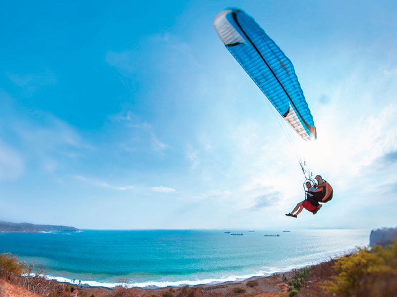 Un homme volant dans les airs en faisant du kitesurf