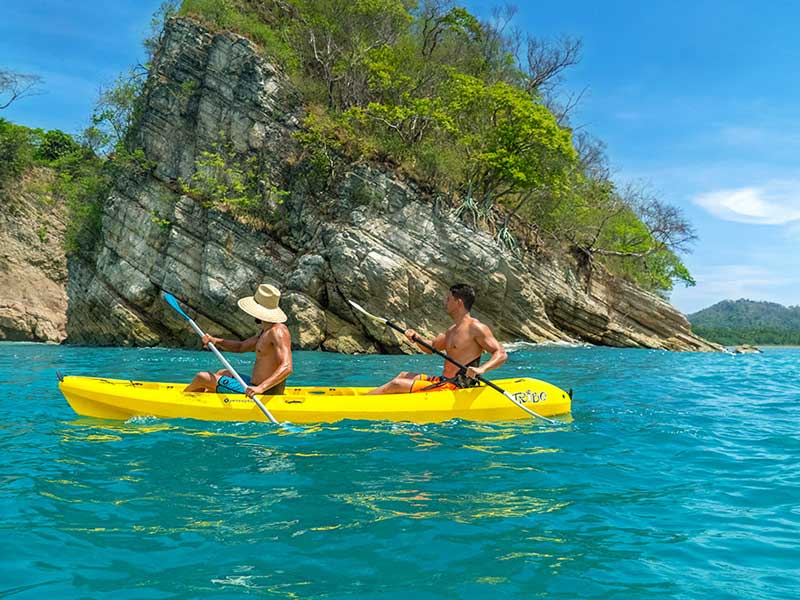 Quelques personnes qui sont dans un kayak.