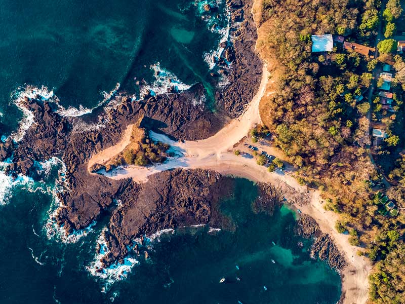 Une vue aérienne d’une plage et d’un océan.