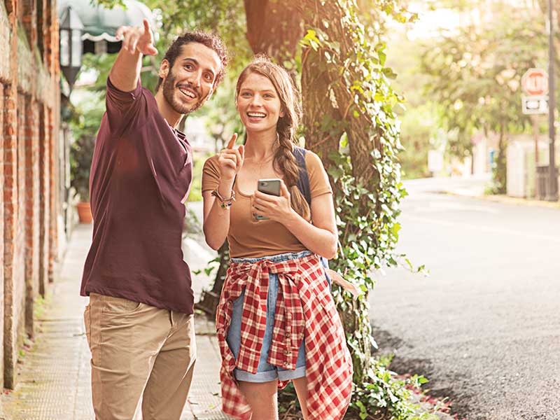 Un homme et une femme prenant une photo ensemble.