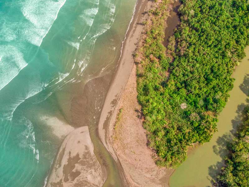 Vue aérienne d’une plage et d’un plan d’eau.