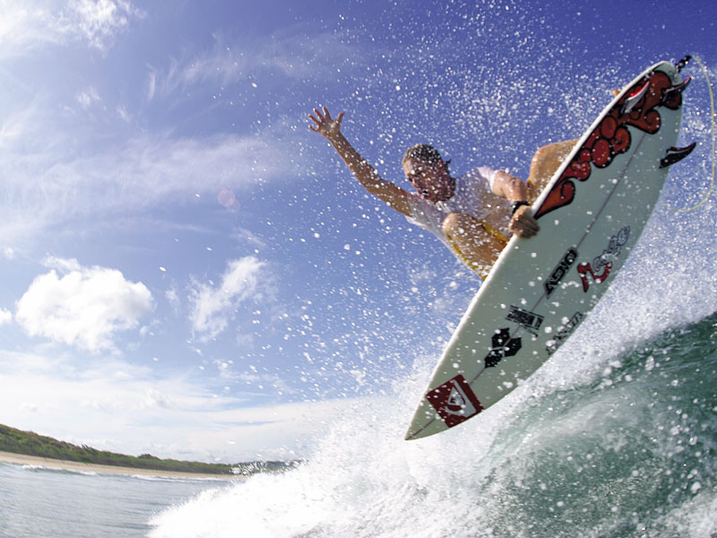 Un homme surfant sur une vague sur une planche de surf.