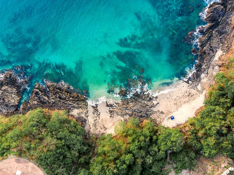 Vue aérienne d’une plage et d’un plan d’eau.