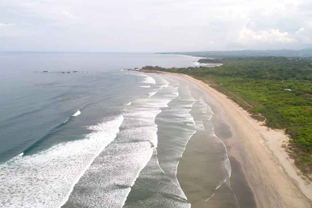 Une vue aérienne d’une plage et d’un océan.