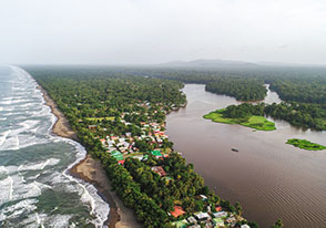 Vue aérienne d’une île tropicale avec une plage.