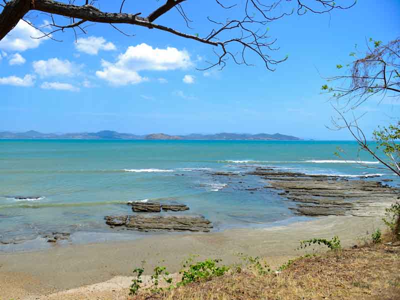Une vue sur l’océan depuis le rivage d’une plage.