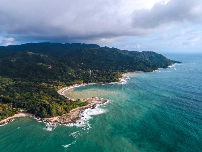 Une vue aérienne d’une plage et d’une zone boisée