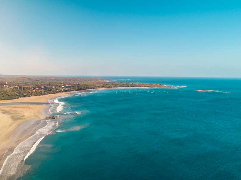 vue aérienne de l’océan et de la plage