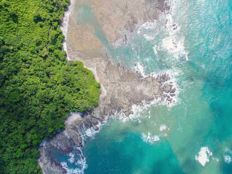 Une vue aérienne de l’océan et de la terre