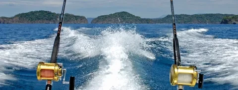 Canne à pêche à l’arrière du bateau