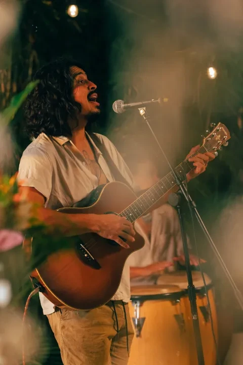 nightlife-guitar-band-singing-la-ancla-samara
