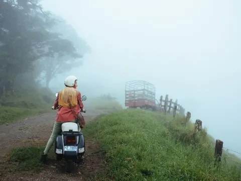 Femme sur scooter en scooter