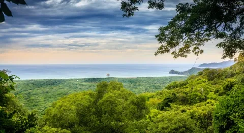Belvédère sur la côte pacifique dans le parc national Santa Rosa en Costa Rica