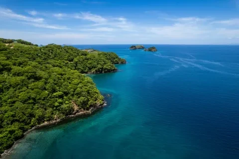Playas del Coco, Hermosa Beach et ses montagnes verdoyantes, sa baie et ses yachts à Costa Rica