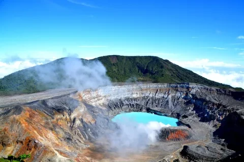Le cratère et le lac du volcan Poas dans Costa Rica