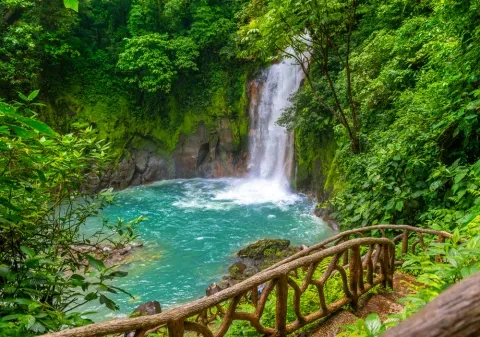 Cascade et piscine naturelle avec l’eau turquoise du Rio Celeste dans le parc national du volcan Tenorio