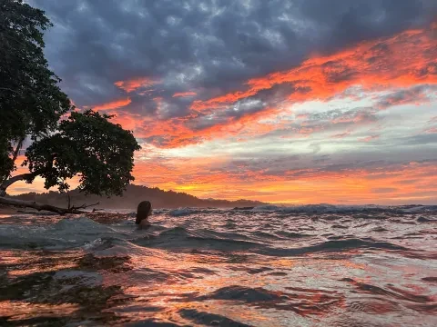 Personne dans l’océan au coucher du soleil