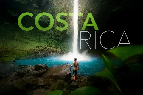 Femme devant une chute d’eau dans la jungle en Costa Rica