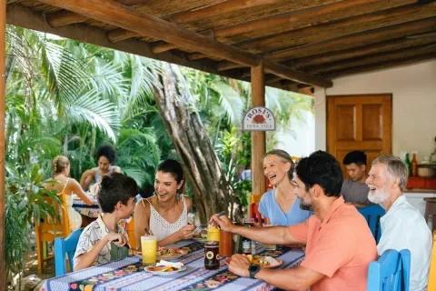 Famille dînant ensemble dans un restaurant