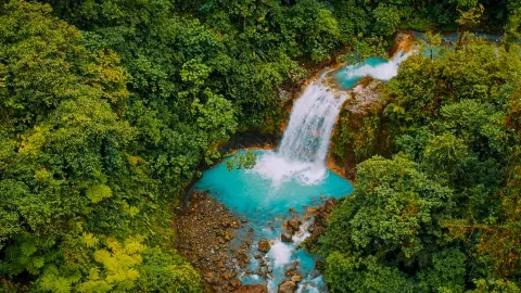 Vue aérienne d’une chute d’eau dans la jungle