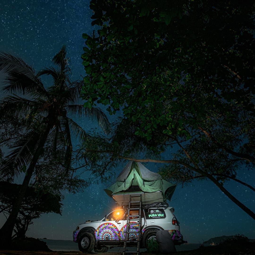 La vie nocturne avec une jeep qui brille dans le noir