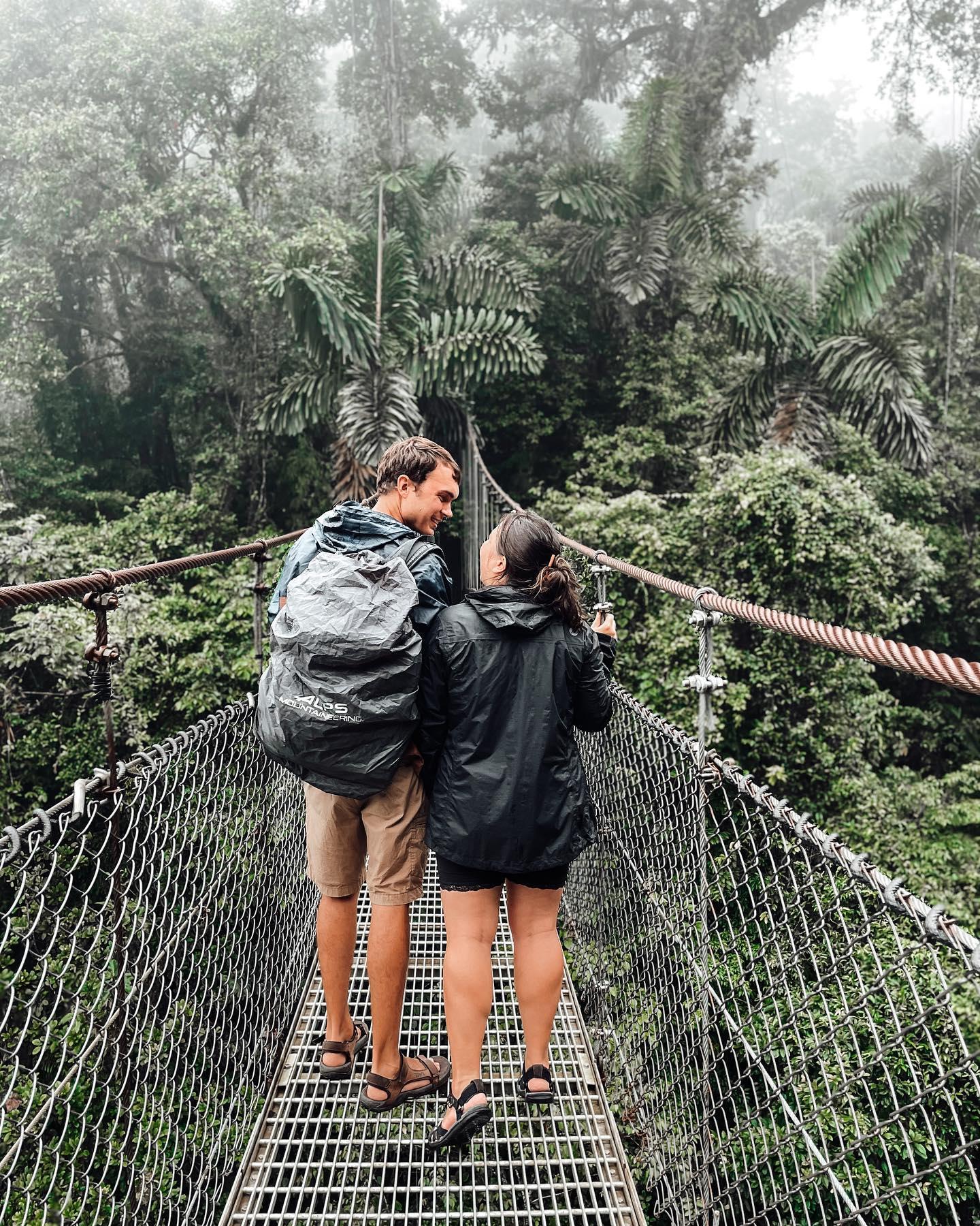 Un couple marchant dans le pont suspendu