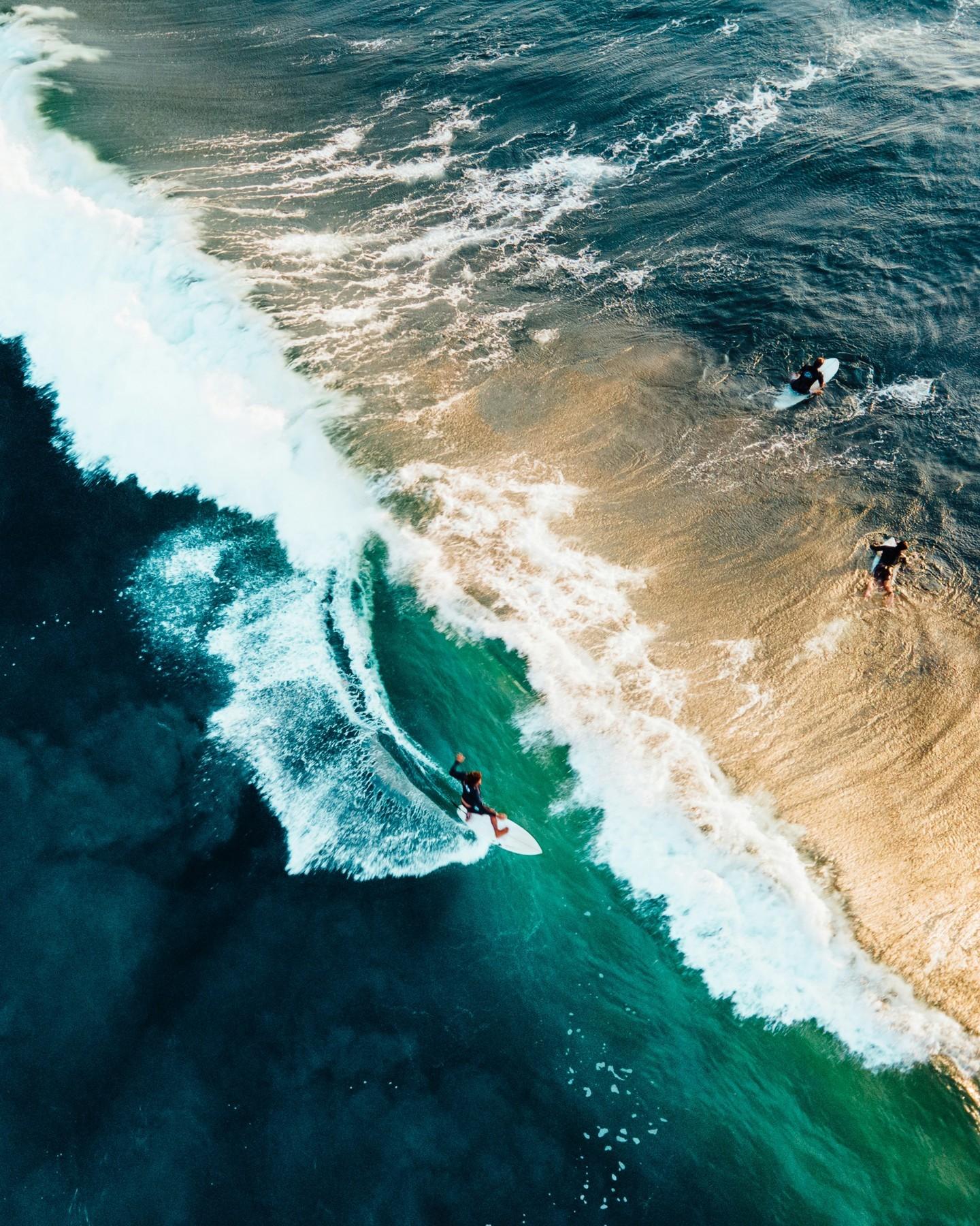 Une vue aérienne d’une plage et de l’océan
