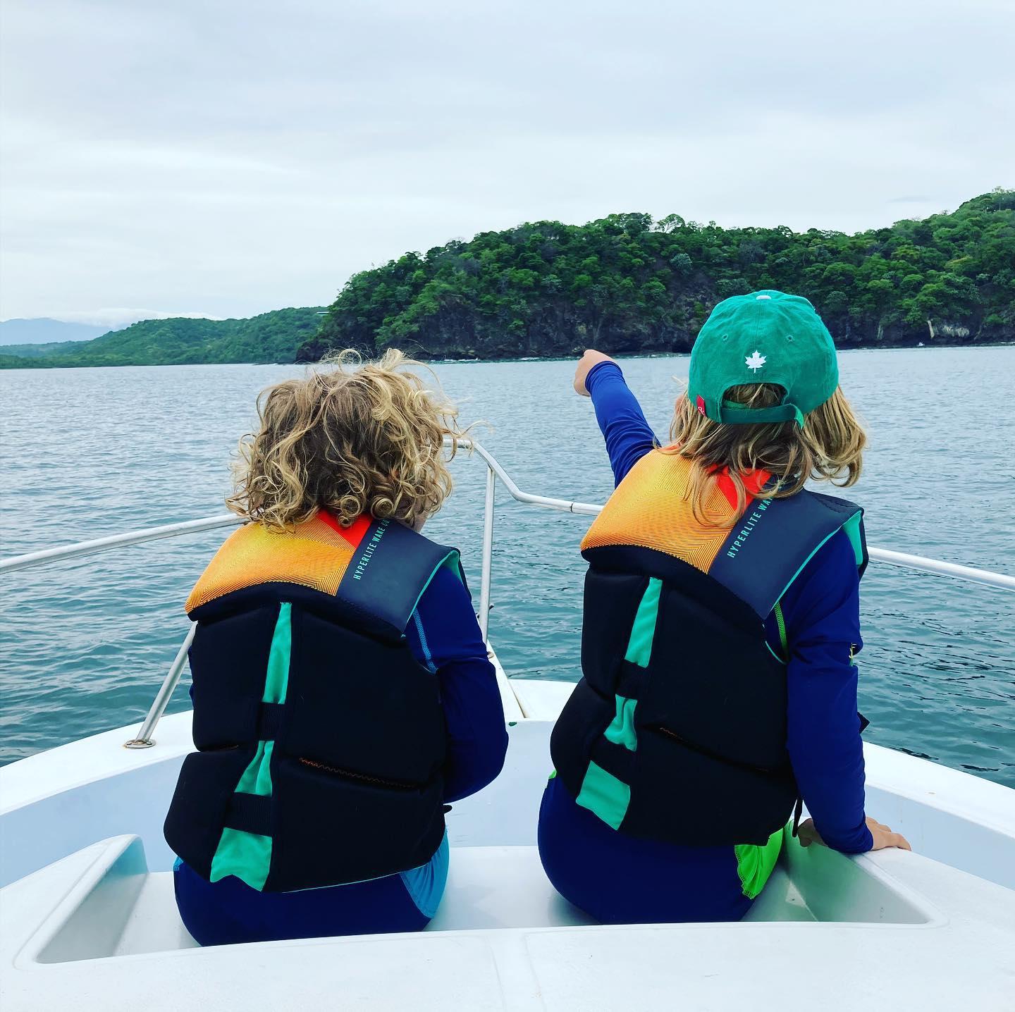 deux enfants sur le bateau