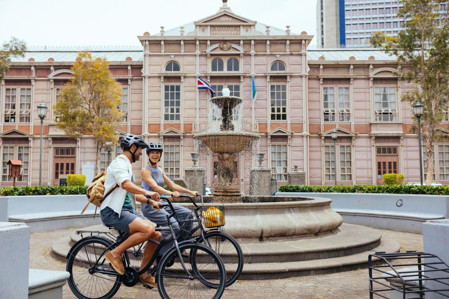 couple-vélo-entour-de-la fontaine-escuela-metalica-san-jose