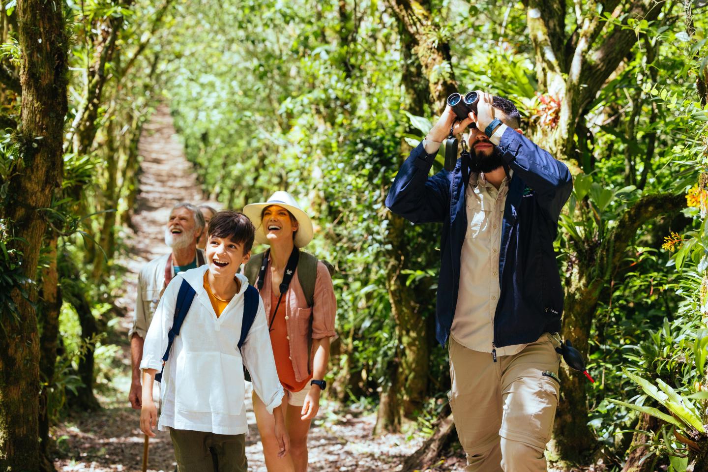 groupe-observation-d’oiseaux-closeup-curi-cancha-réserve-monteverde