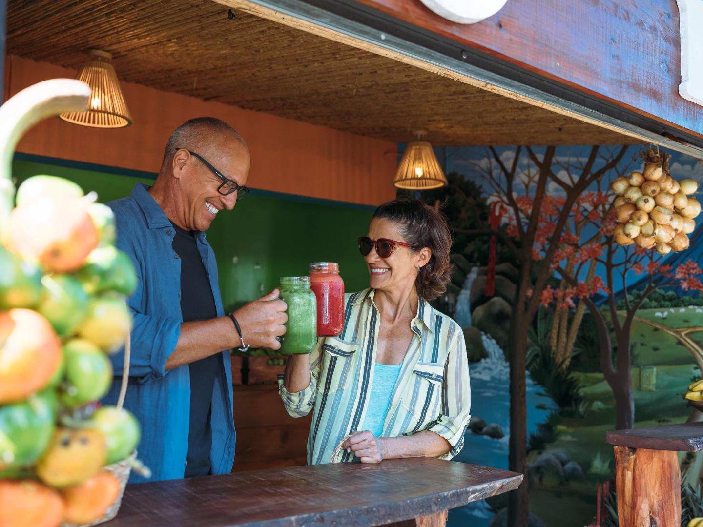 couple qui boit des boissons glacées au bar