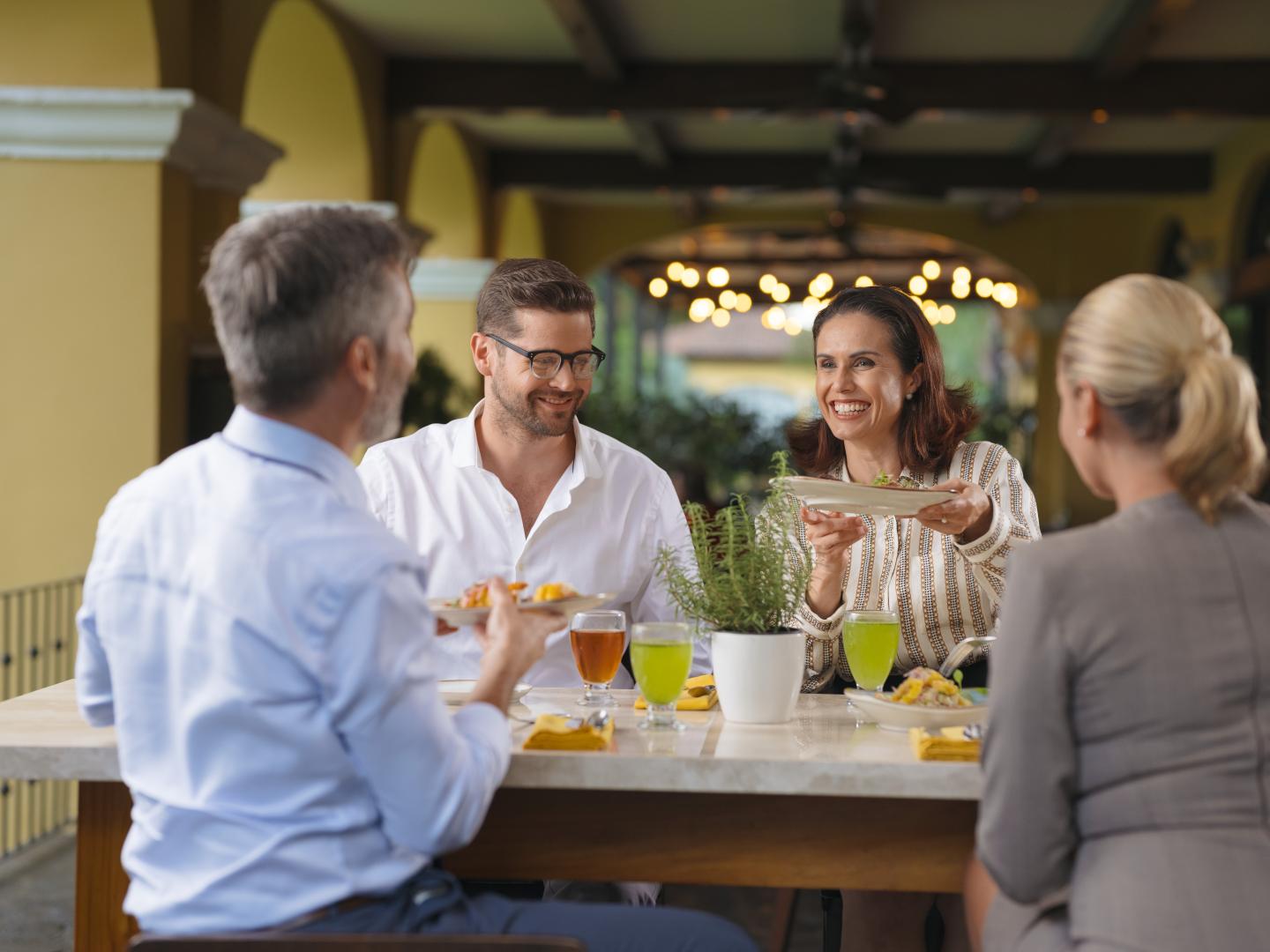 Groupe de personnes qui brunchent