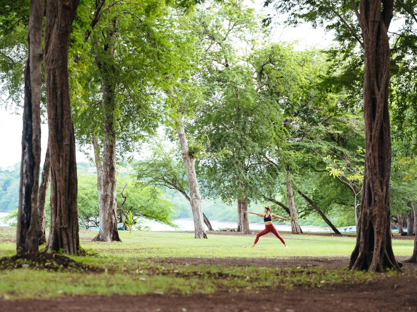 Femme faisant du yoga dans un parc