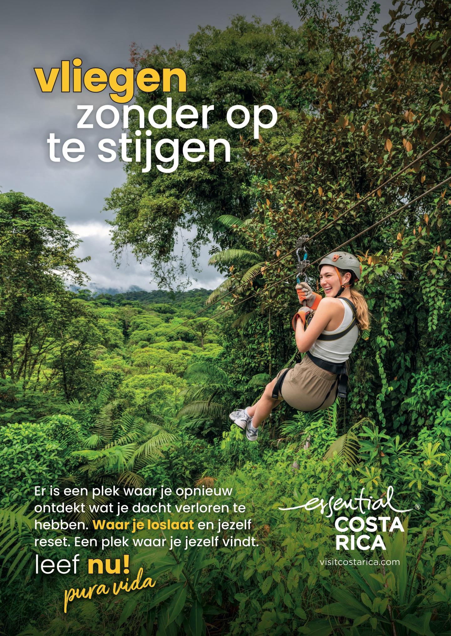 Advertentie met foto van een vrouw die aan een zipline hangt boven een weelderig regenwoud. Kop : « vliegen zonder op te stijgen ». Tekst gaat over opnieuw ontdekken wat je dacht verloren te hebben en löslaten. Logo : « esencial Costa Rica", visitcostarica.com.