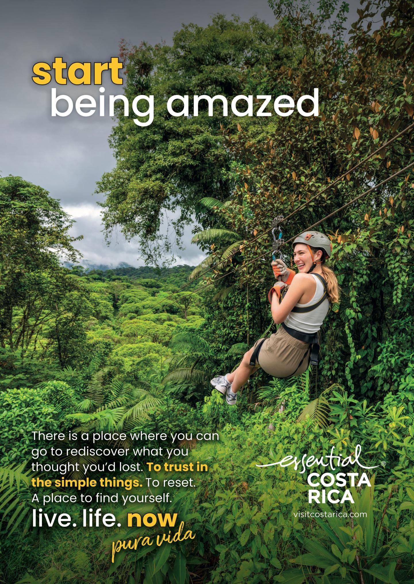 Publicité montrant une femme en tyrolienne au-dessus d’une canopée luxuriante de forêt tropicale. Titre : « commence à être émerveillé ». La copie vous invite à redécouvrir ce que vous pensiez avoir perdu et à réinitialiser. Image de marque : « esencial Costa Rica", visitcostarica.com.