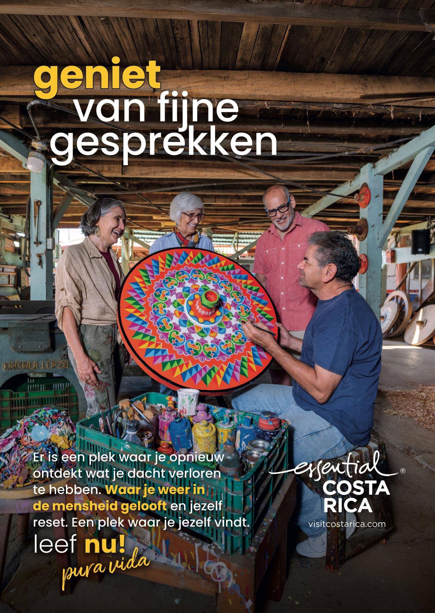 Advertentie met foto van vier personen in een werkplaats die met een ambachtsman praten terwijl hij een kleurrijk beschilderd rond kunstwerk vasthoudt. Kop : « geniet van fijne gesprekken ». Logo : « esencial Costa Rica", visitcostarica.com.