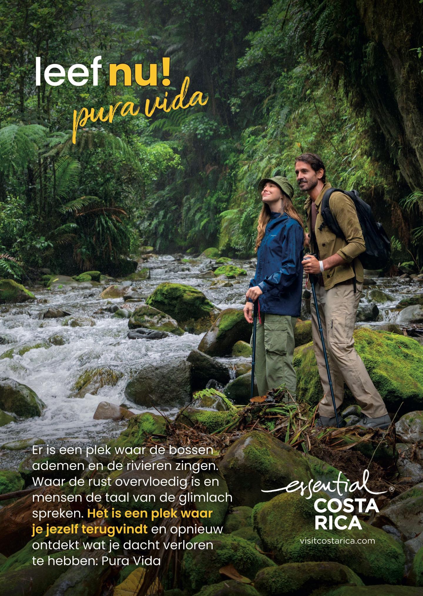 Advertentie met foto van twee wandelaars in een weelderig regenwoud bij een stromende rivier, staand op met mos bedekte rotsen. Kop : « leef nu! » en «pura vida“. Tekst beschrijft bossen die ademen, rivieren die zingen en jezelf terugvinden. Logo : « esencial Costa Rica", visitcostarica.com.